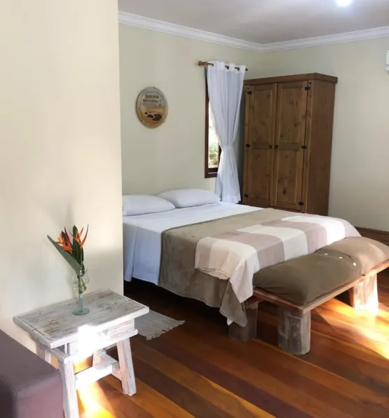 Brinquedo de madeira com escada e escorregador no gramado