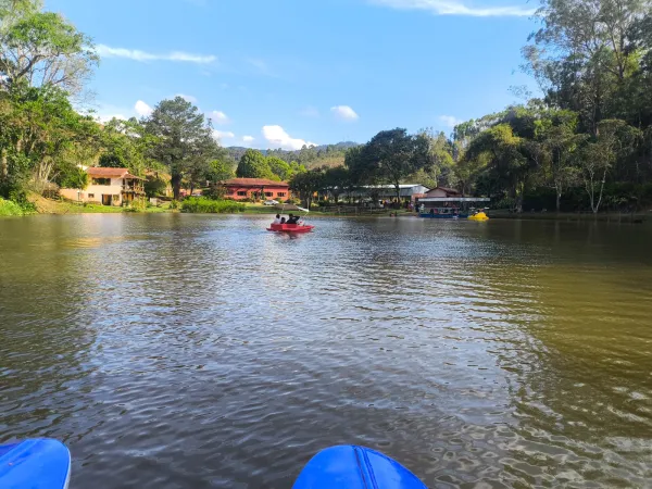 Pedalinhos e caiaque navegando no lago do Sítio Flor da Montanha