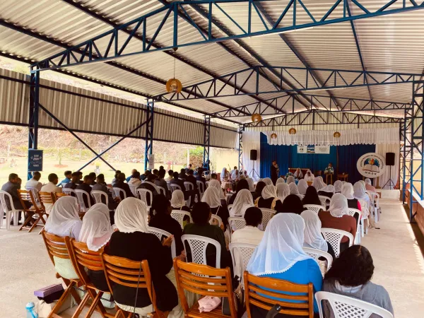 Igreja reunida em culto de louvor e ministração no pavilhão coberto