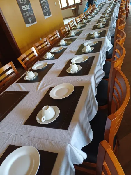 Mesa comprida de frios e salgados servida à noite