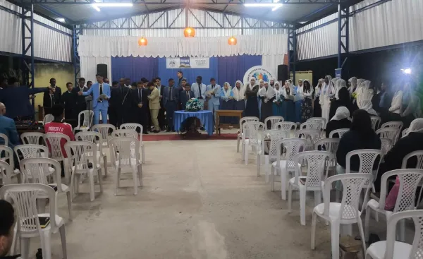 Jovens no altar durante congresso evangélico no pavilhão