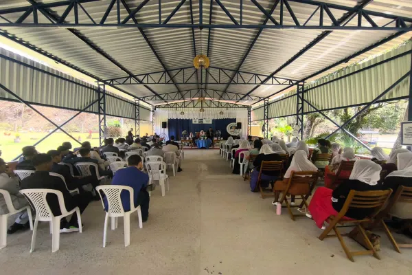 Grande congresso cristão reunido no pavilhão de eventos