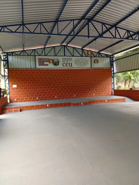 Pavilhão de eventos coberto e vazio, pronto para montar cultos e congressos, no Sítio Flor da Montanha em Valença (RJ)