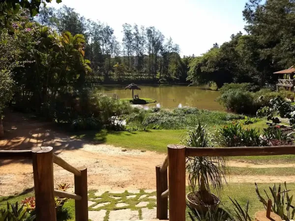 Pedalinhos no lago calmo com vista para as montanhas