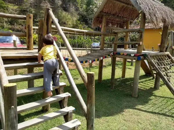 Rampa de acesso ao prédio de tijolos entre o gramado