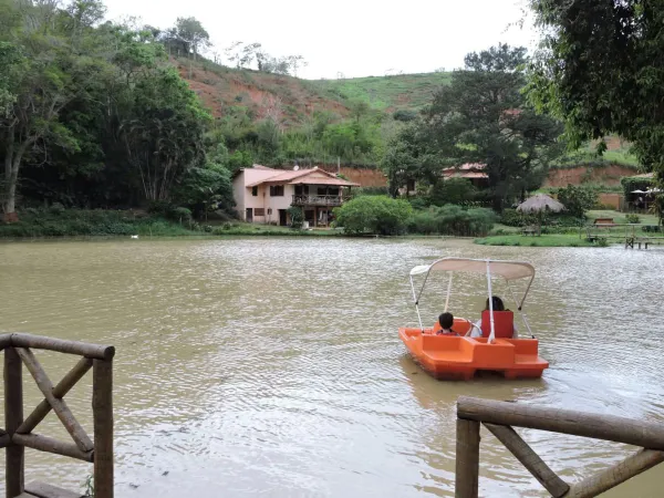 Grupo reunido em roda de oração no pavilhão coberto