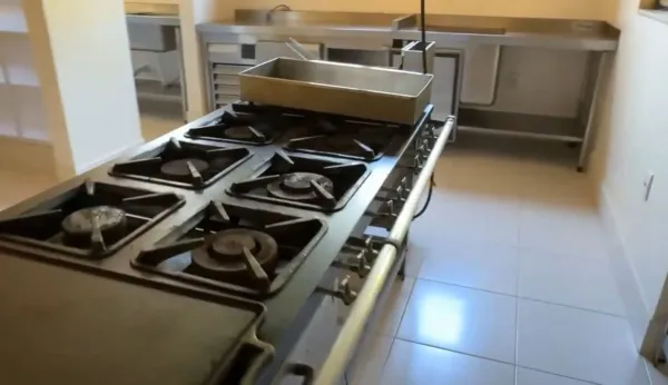 Salão com mesas redondas arrumadas e decoração com balões