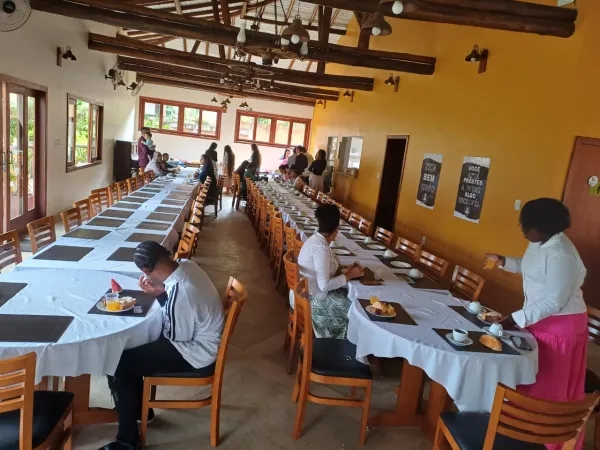 Irmãos reunidos tomando café da manhã e confraternizando no refeitório