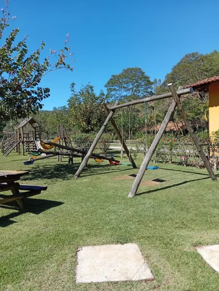 Área de lazer, chalés e natureza para retiros no Sítio Flor da Montanha Valença RJ foto 11