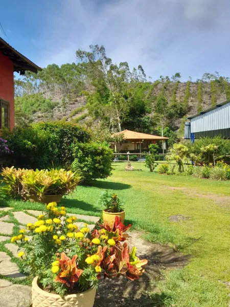Área de lazer, chalés e natureza para retiros no Sítio Flor da Montanha Valença RJ foto 12