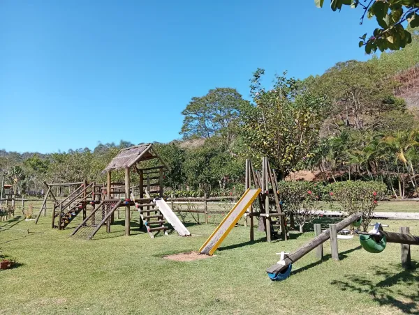 Área de lazer, chalés e natureza para retiros no Sítio Flor da Montanha Valença RJ foto 16
