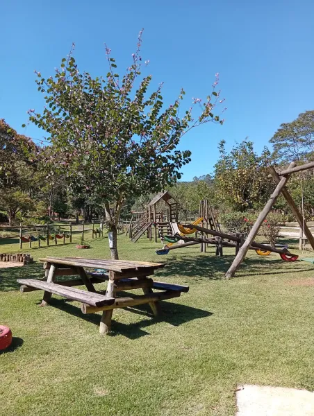 Área de lazer, chalés e natureza para retiros no Sítio Flor da Montanha Valença RJ foto 9